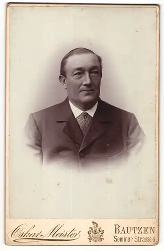 Fotografie Oskar Meister, Bautzen, Portrait älterer Herr im Anzug