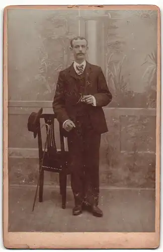 Fotografie unbekannter Fotograf und Ort, Portrait bürgerlicher Herr im Anzug mit Zigarette