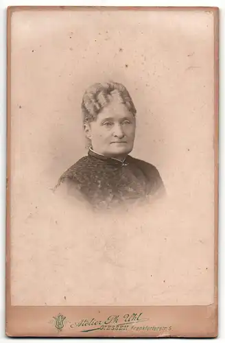 Fotografie Ph. Uhl, Giessen, Portrait ältere Dame in zeitgenössischer Kleidung