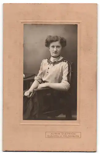 Fotografie Alwin Dietrich, Glauchau, Portrait sitzende Dame in modischer Kleidung mit Halskette