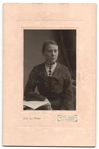 Fotografie Otto Koch, Elmshorn, Portrait bürgerliche Dame mit Zeitung am Tisch sitzend