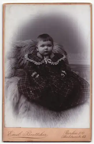 Fotografie Emil Boettcher, Berlin S. O., Süsses Kleinkind im karierten Kleidchen