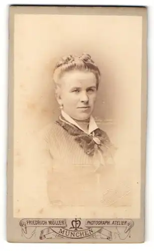 Fotografie Friedrich Müller, München, Portrait feine Dame mit Hochsteckfrisur