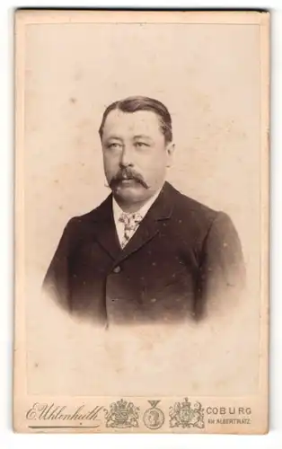 Fotografie E. Uhlenhuth, Coburg, Portrait fülliger Herr im Anzug