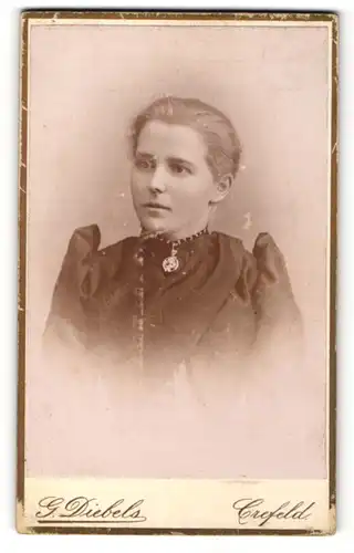 Fotografie G. Diebels, Krefeld, Portrait hübsches Mädchen in schwarzer Bluse