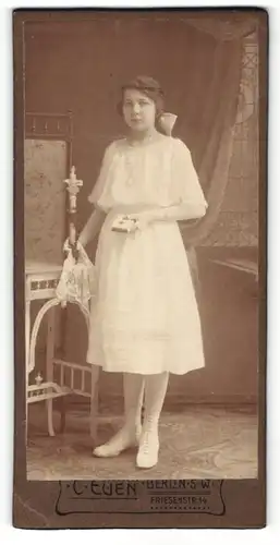 Fotografie C. Euen, Berlin, Portrait Mädchen im weissen Kleid, Konfirmation