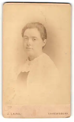 Fotografie J. Laing, Shrewsbury, Portrait Mädchen in weisser Bluse