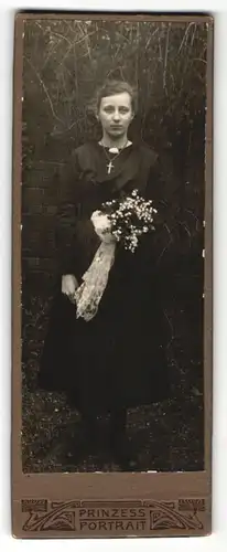 Fotografie Prinzess Portrait, Ort unbekannt, Portrait Mädchen im schwarzen Kleid mit Blumen