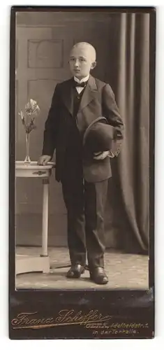 Fotografie Franz Scheffer, Gera, Portrait Knabe im Anzug mit Melonehut