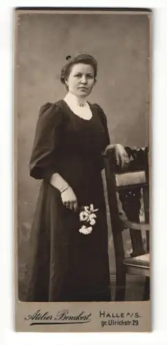 Fotografie Atelier Benckert, Halle a. S., Portrait edle Frau mit Blumen in der Hand