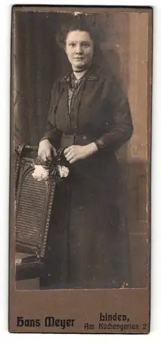 Fotografie Hans Meyer, Linden, Portrait dunkelhaarige Dame mit Halskette