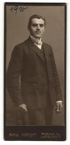 Fotografie Max Holdt, Pirna a. E., Portrait stattlicher Mann mit Fliege im Anzug