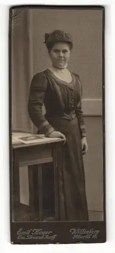 Fotografie Emil Heuer, Wittenberg, Portrait dunkelhaarige Frau im bestickten Kleid