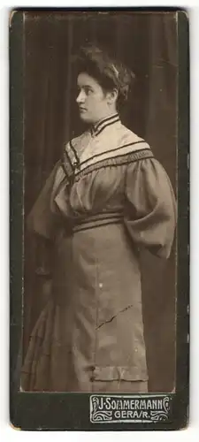 Fotografie J. Sommermann, Gera, Portrait hübsches Fräulein im bestickten Kleid