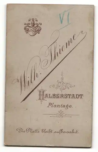 Fotografie Wilh. Thieme, Halberstadt, Portrait eleganter Herr mit Fliege im Anzug