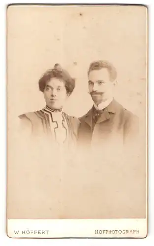 Fotografie W. Höffert, Berlin, Portrait elegant gekleidetes Paar