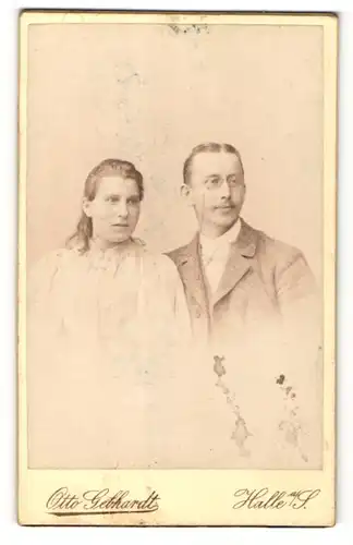 Fotografie Otto Gebhardt, Halle a. S., Portrait elegant gekleidetes Paar