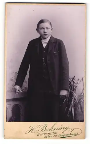 Fotografie H. Behning, Buxtehude, Portrait charmanter Junge im Anzug