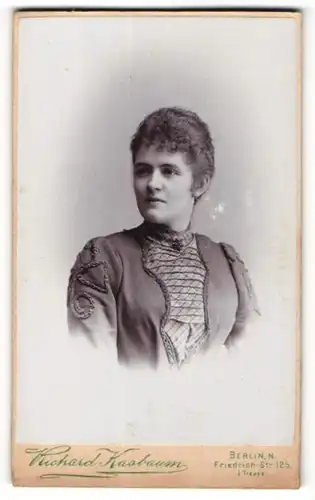 Fotografie Richard Kasbaum, Berlin, Portrait dunkelhaarige Frau in besticktem Kleid