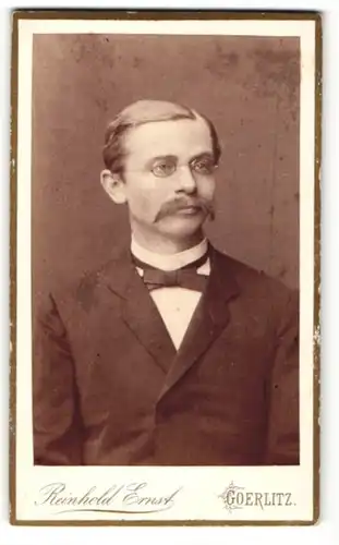 Fotografie Reinhold Ernst, Goerlitz, Portrait eleganter Mann mit Brille und Schnauzbart