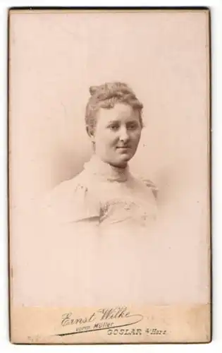 Fotografie Ernst Wilke, Goslar, Portrait bezaubernde Frau im weissen Kleid