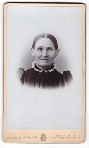 Fotografie Atelier Globus, Berlin, Portrait betagte Dame mit Rüschenkragen
