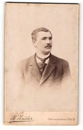 Fotografie H. Zeidler, Berlin, Portrait charmanter junger Mann mit Schnurrbart im Jackett