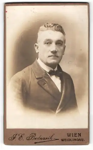 Fotografie F. E. Bednarik, Wien, Portrait eleganter Herr im Anzug mit Fliege