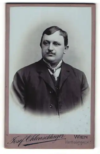 Fotografie Josef Ohlenschlager, Wien, Portrait korpulenter Herr im Jacket modisch frisiert