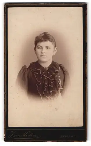 Fotografie J. von Halen, Luckenwalde, Portrait brünettes Fräulein in elegant gerüschtem Kleid