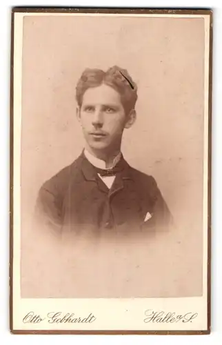 Fotografie Otto Gebhardt, Halle a. S., Portrait charmanter junger Mann in Fliege und Jackett