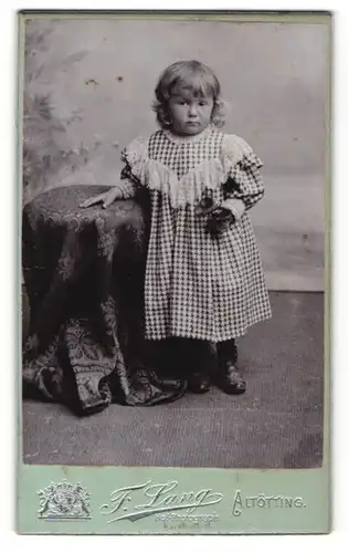 Fotografie F. Lang, Altötting, Portrait süsses blondes Mädchen im karierten Kleidchen