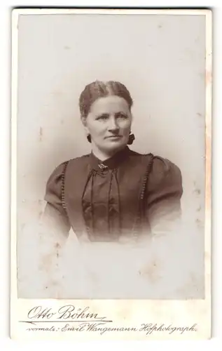 Fotografie Otto Böhm, Passau, Portrait charmant blickende Dame mit Brosche am Kragen