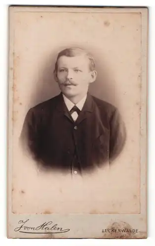 Fotografie J. von Halen, Luckenwalde, Portrait blonder charmanter Mann mit Schnäuzer