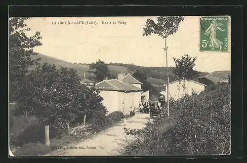 AK La Croix-du-Sud, Route de Vichy, Entrée du Village