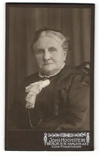 Fotografie Johns. Hochstein, Berlin, Portrait betagte Dame mit Ohrschmuck