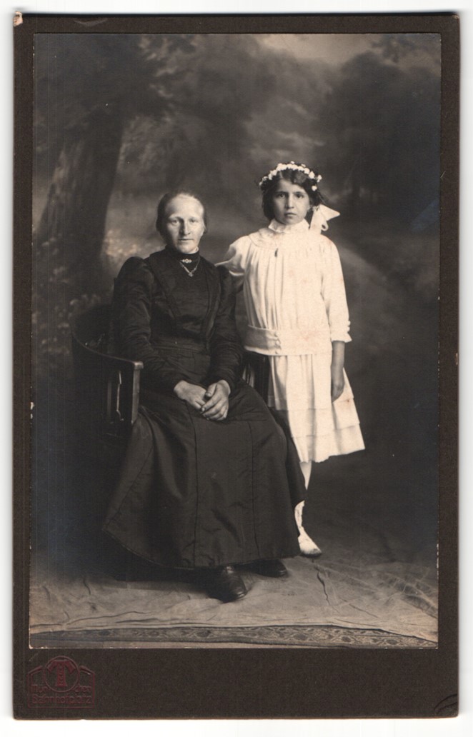 Fotografie Hermann Tietz, München, Portrait sitzende Dame im eleganten