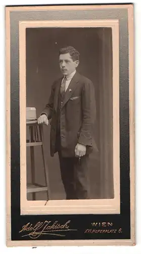 Fotografie Adolf Jakisch, Wien, Portrait junger Mann in Anzug mit Krawatte