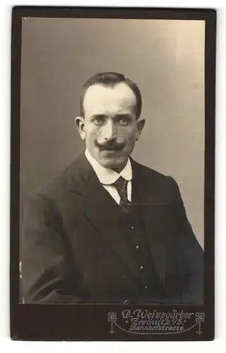 Fotografie D. Weissgärber, Zwönitz i. S., Portrait Herr mit Zwirbelbart im Anzug