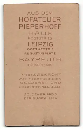 Fotografie Piepenhoff, Leipzig, Portrait ältere Dame in edler Bluse mit Brosche