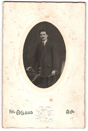 Fotografie G. Aillaud, Albi, Portrait junger Herr mit Oberlippenbart in Anzug