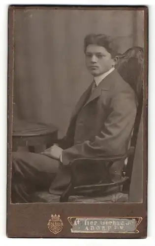Fotografie Wilhelm Gerhauser, Adorf i / V., Portrait sitzender Herr im Anzug mit Krawatte