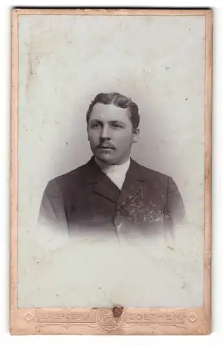 Fotografie Ed. von Spoenla, Coethen, Portrait junger Herr in Anzug mit Hemd mit Stehkragen