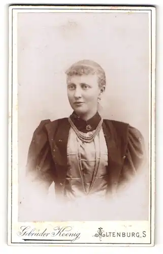 Fotografie Gebrüder Koenig, Altenburg /S, Portrait junge Frau mit zusammengebundenem Haar