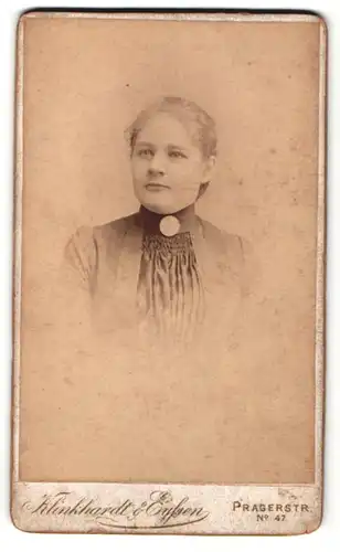 Fotografie Klinkhardt & Eyssen, Dresden, . Portrait junge Frau mit zusammengebundenem Haar