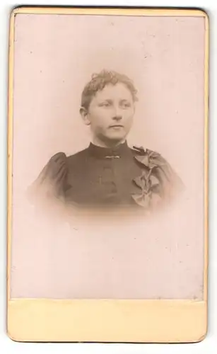 Fotografie Max Beckert, unbekannter Ort, Portrait junge Frau mit zusammengebundnenem Haar
