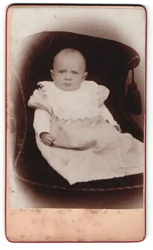 Fotografie unbekannter Fotograf und Ort, Portrait Säugling in Kleid
