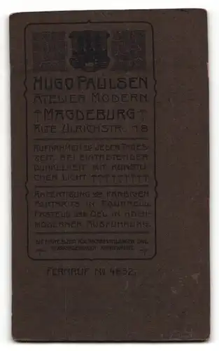 Fotografie Hugo Paulsen, Magdeburg, Süsses Kleinkind in weissem Kleidchen