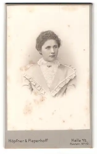 Fotografie Höpfner & Pieperhoff, Halle / Saale, Feine Dame in festlichem Kleid