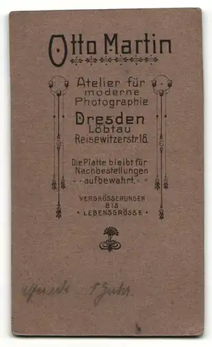 Fotografie Otto Martin, Dresden-Löbtau, Süsses Kleinkind sitzt auf einem Fell